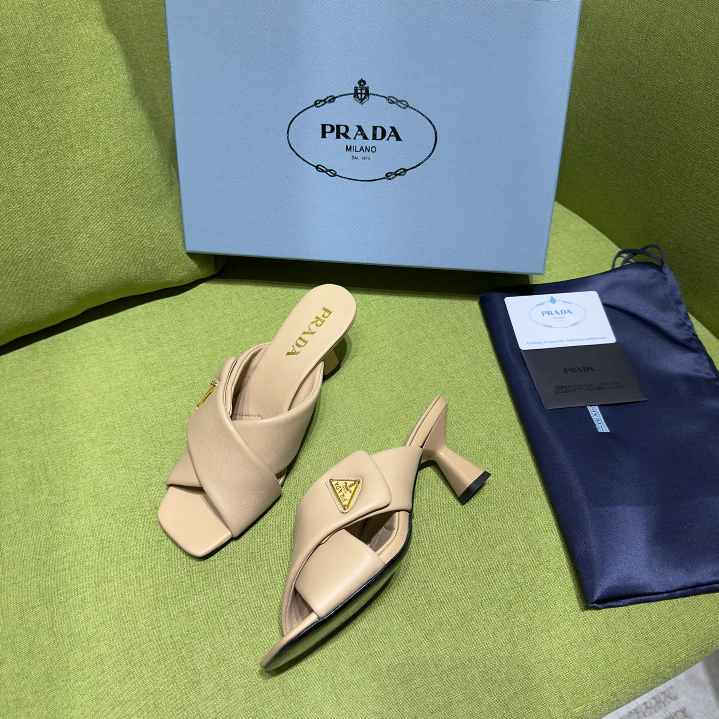 👟👟Ex-factory price 540👟👟 Prada 25ss new style for early spring🔥🔥✨ 🌟 Recommended by major bloggers in Xiaohongshu, developed 1-1 to highlight classic charm. Open molded outsole. Imported mixed breed sheep lining. This sandal embodies a modern design with Nappa leather, a soft-touch padding that accentuates the silhouette. Decorated with an enameled triangle metal logo for added recognition. Enamel-coated metal triangle logo Leather sole decorated with metal letter logo Lacquered heel, height 65 mm Size: 35 to 42 (40-42 customized, non-refundable)